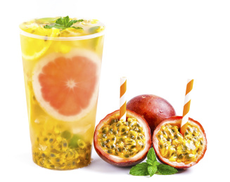 白底上放着一杯百香果果汁