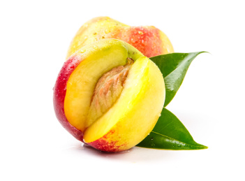 白底上摆放着新鲜李子