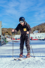 魅力的山地滑雪年轻人