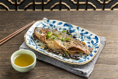 一盘豆豉鲮鱼特写古窗棂木桌面背景