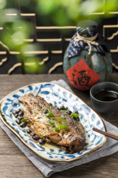 一盘豆豉鲮鱼特写古窗棂木桌面背景