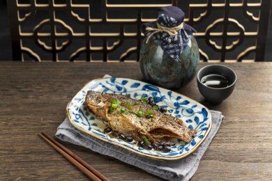 一盘豆豉鲮鱼特写古窗棂木桌面背景