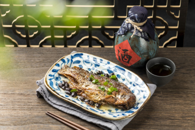 一盘豆豉鲮鱼特写古窗棂木桌面背景