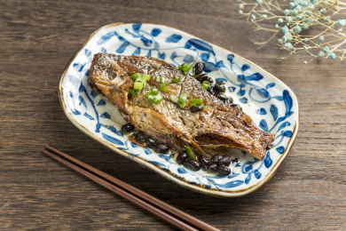 一盘豆豉鲮鱼特写古窗棂木桌面背景