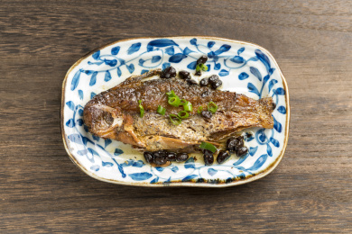 一盘豆豉鲮鱼特写古窗棂木桌面背景