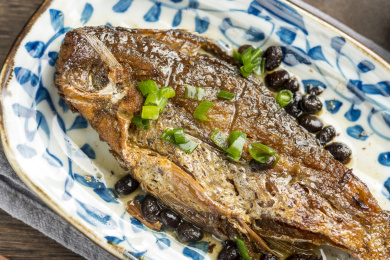 一盘豆豉鲮鱼特写古窗棂木桌面背景