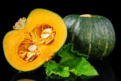 黑底上放着绿贝贝南瓜