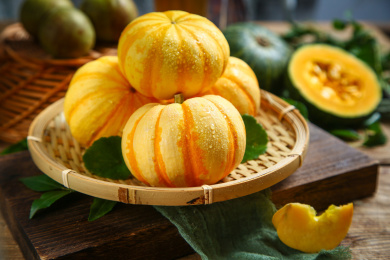 篮子里装着的金贝贝南瓜