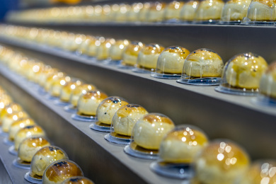 烘焙店里的蛋黄酥特写