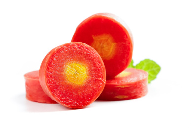 白底上摆放着切段的黄心胡萝卜