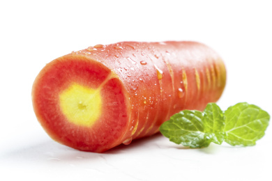 白底上摆放着切段的黄心胡萝卜