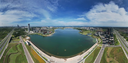 航拍晴天下的成都天府新区兴隆湖风景