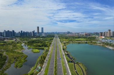 航拍晴天下的成都天府新区公园城市风景