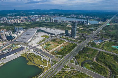 航拍晴天下的成都天府新区公园城市风景