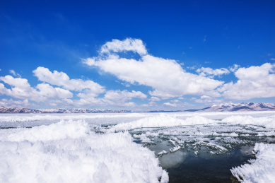 中国西藏拉昂措湖面的冰凌