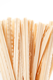 白底上摆满了宽面