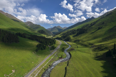 中国新疆独库公路沿线山谷风光