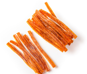 白底上放着辣条