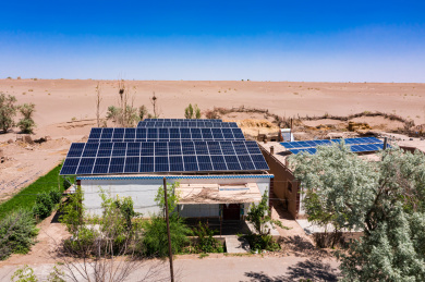 中国甘肃酒泉山村贫困户房顶太阳能发电航拍