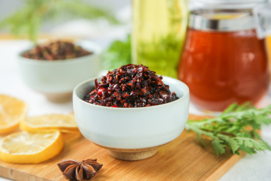 碗里装着香辣酱