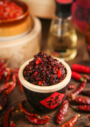 碗里装着香辣酱