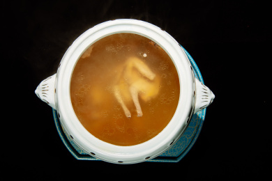 俯拍一罐营养美味鸽子汤