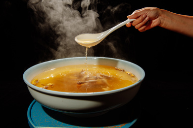 一盆营养美味冒着热气的乳鸽炖汤