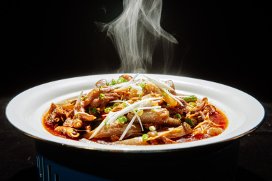 一盘热气腾腾美味营养鸭蹼