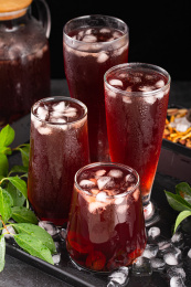 水杯里的酸梅汤