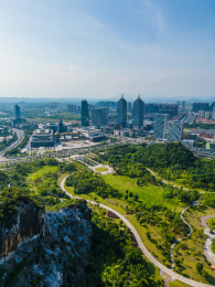 竖屏航拍中国广西临桂新区山水公园