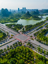 竖屏航拍中国广西临桂新区山水公园