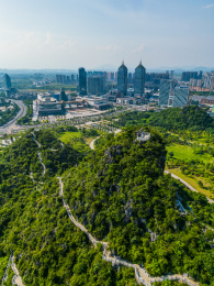 竖屏航拍中国广西临桂新区山水公园