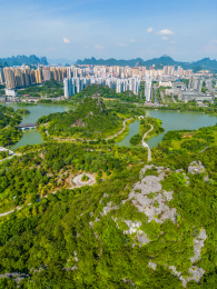 竖屏航拍中国广西临桂新区山水公园