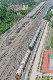 重庆涪陵火车站驶出的复兴号绿巨人动车组