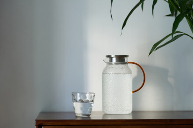 绿植下的锤纹玻璃凉水壶和水杯