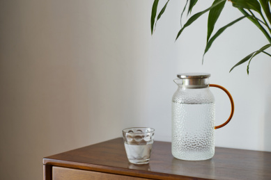 绿植下的锤纹玻璃凉水壶和水杯