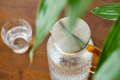 绿植下的锤纹玻璃凉水壶和水杯