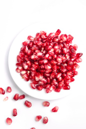 盘子里装着突尼斯石榴