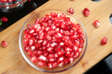 盘子里装着突尼斯石榴