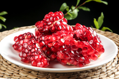 盘子里放着突尼斯石榴