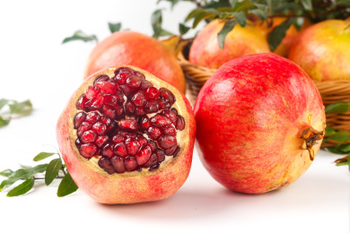 白底上放着突尼斯石榴