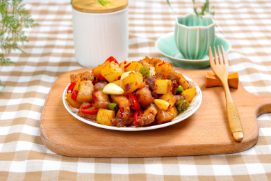 特色农家菜红烧肉炒土豆块
