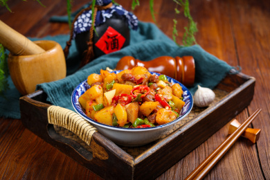 特色农家菜红烧肉炒土豆块