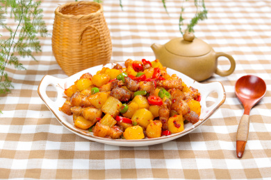 特色农家菜红烧肉炒土豆块