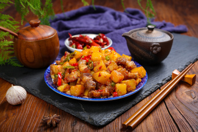 特色农家菜红烧肉炒土豆块