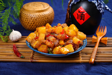 特色农家菜红烧肉炒土豆块