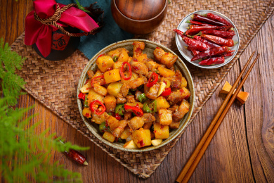 特色农家菜红烧肉炒土豆块