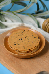 桌面上的盘子里的美味可口的山药芝麻脆饼