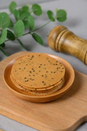 桌面上的盘子里的美味可口的山药芝麻脆饼