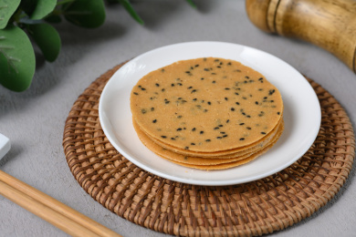 桌面上的盘子里的美味可口的山药芝麻脆饼
